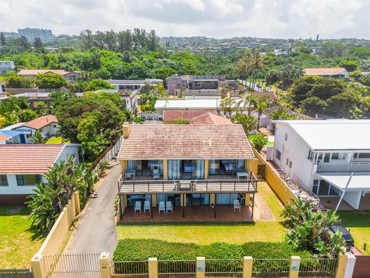 Glenashley Beach Accommodation - B&B + Backpackers, Building, Architecture, House, Palm Tree, Plant, Nature, Wood