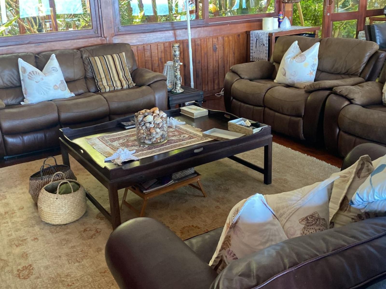 Gobundu, Aloha 22, Living Room