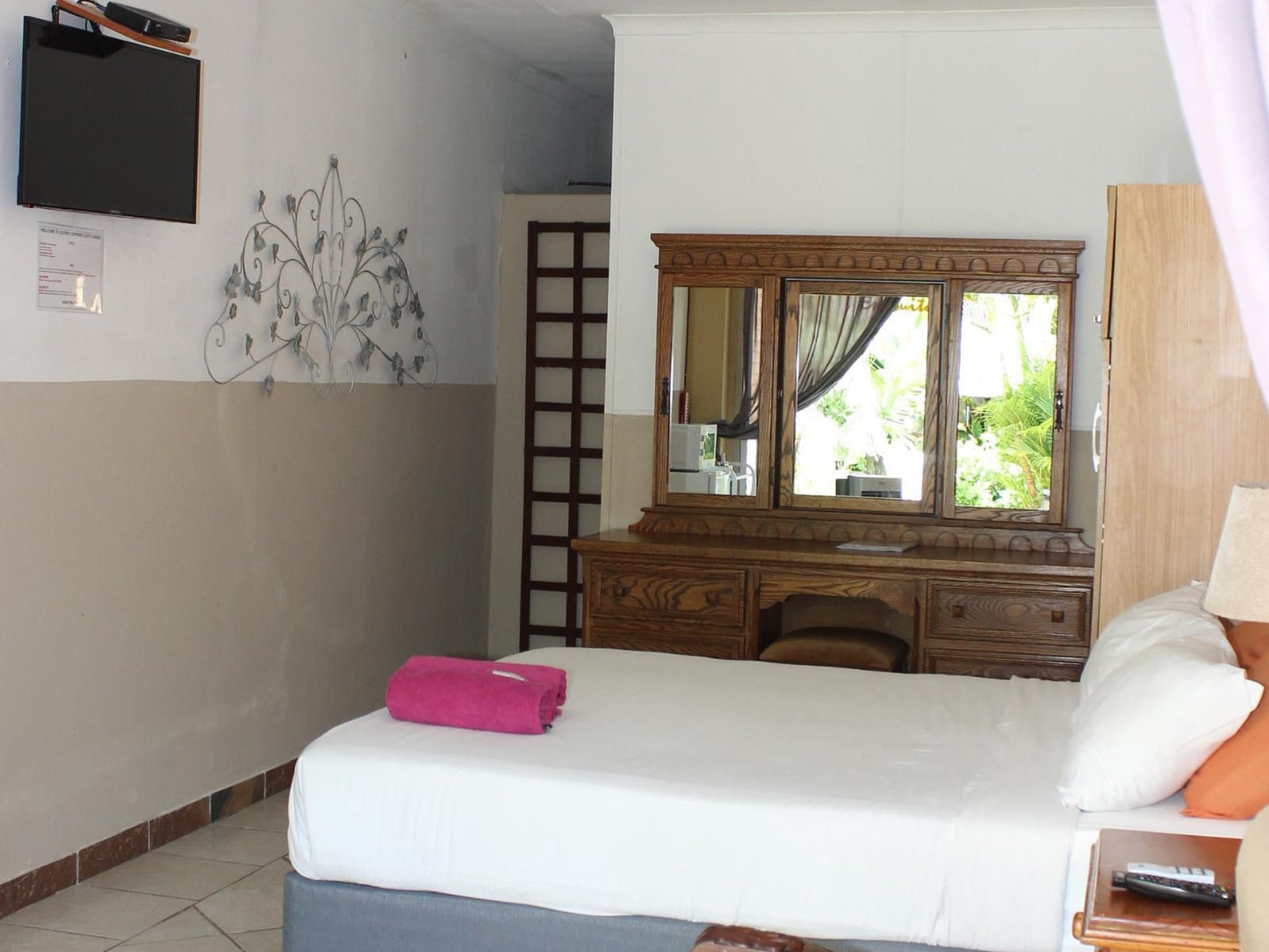 Golden Lantern Town Lodge, Private En-Suite Rooms, Bedroom