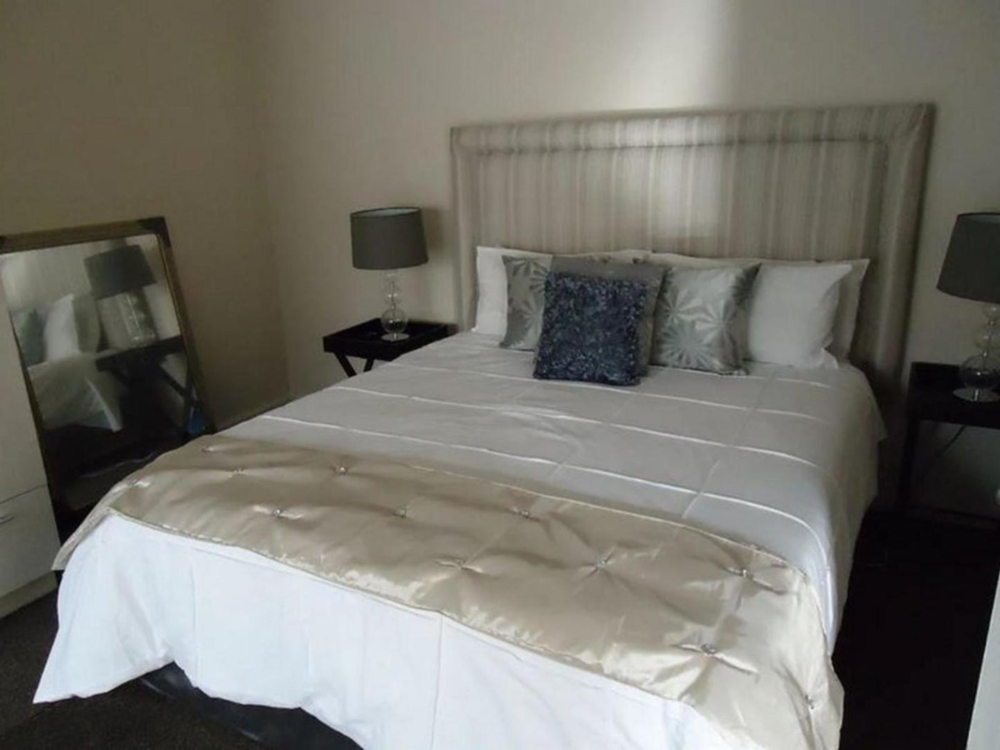 Luxury Queen Room @ Goulden Street Guest House