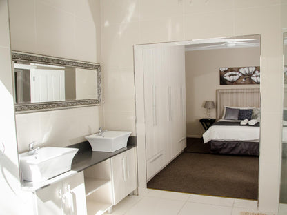 Luxury Queen Room @ Goulden Street Guest House