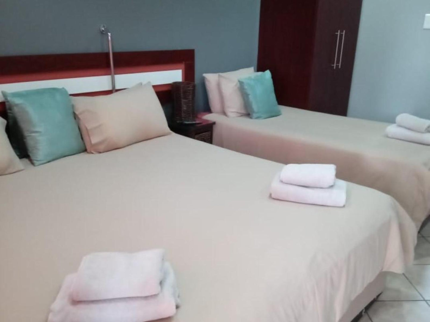 Triple Room with King Bed @ Grand Central Guesthouse