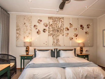 Graskop Hotel, Twin artist room - bath & shower, Bedroom