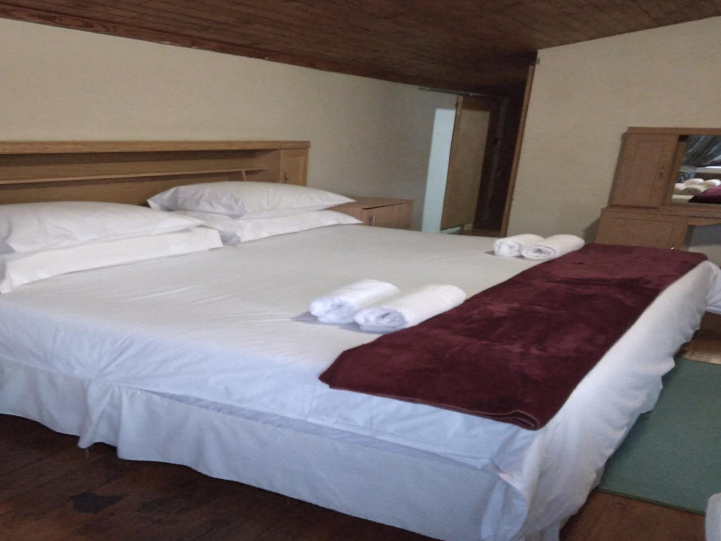 Deluxe Queen Room @ Hamba Kangane Ma-Africa Guest House