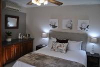 Luxury Queen Rooms @ Hamilton Urban Farm And Guest House