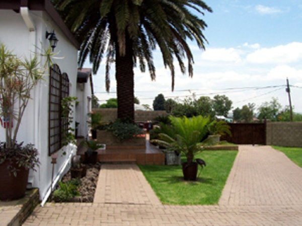 Hawthorn Towers Guest House Witbank Emalahleni Mpumalanga South Africa House, Building, Architecture, Palm Tree, Plant, Nature, Wood, Garden