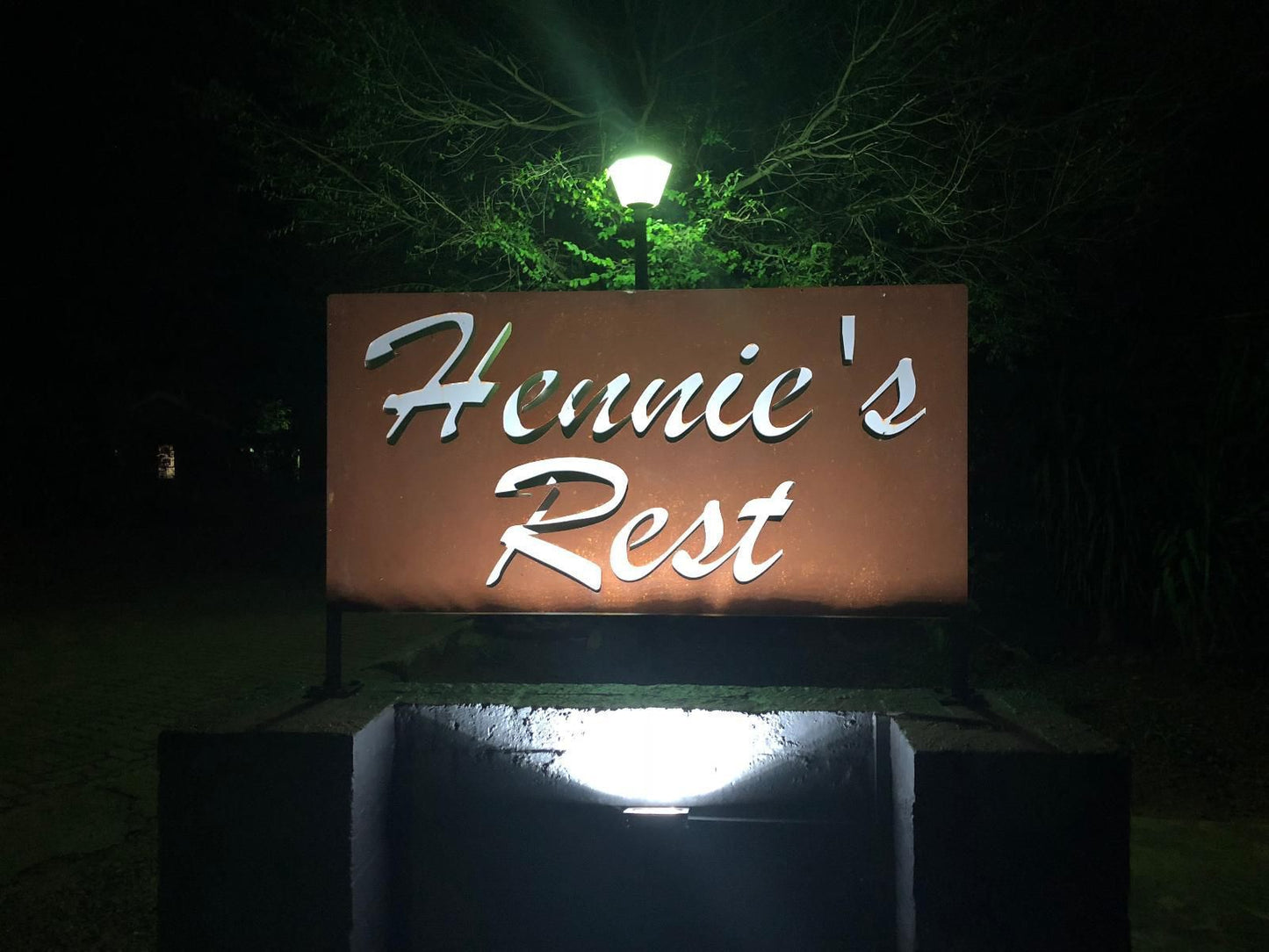 Hennie'S Rest, Sign