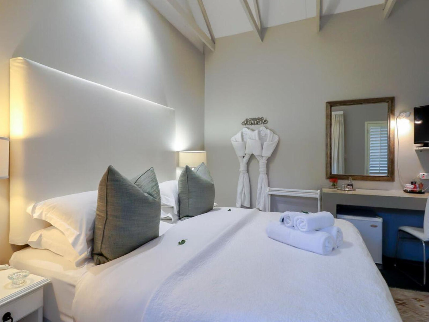 Luxury Standard Rooms @ Hermanus Lodge On The Green