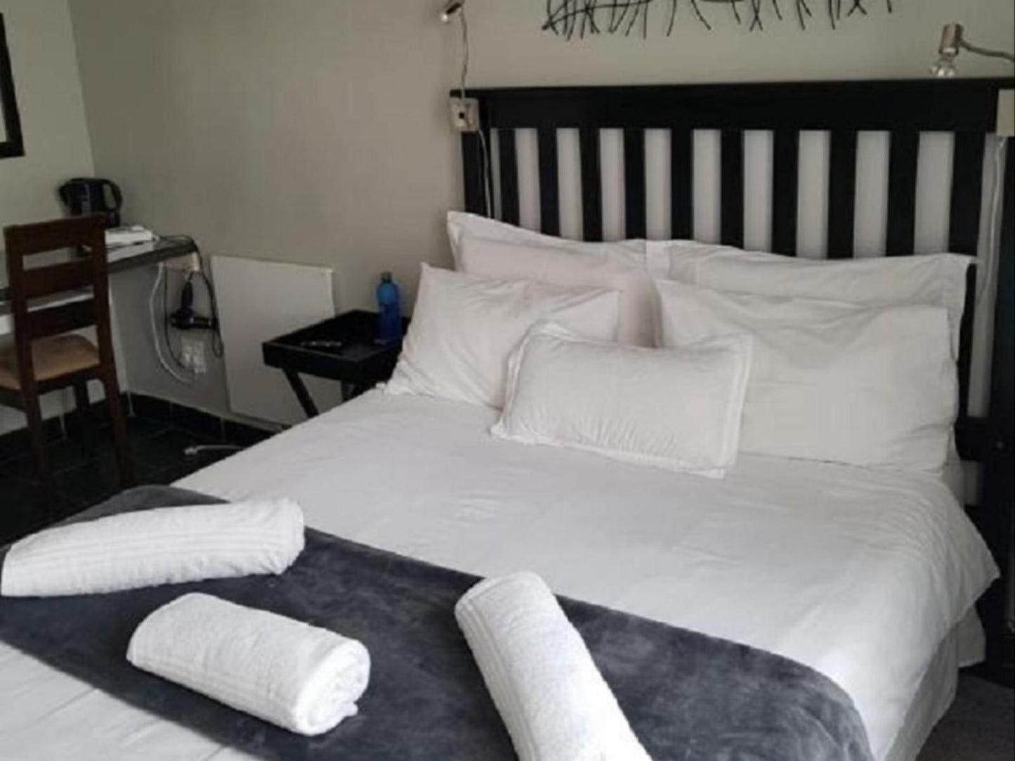 Hi-Flyerz Guest House, Double Rooms, Bedroom