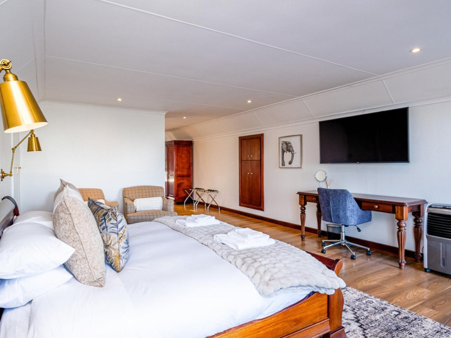 Hilltop Boutique Hotel, Deluxe Suite, Bedroom