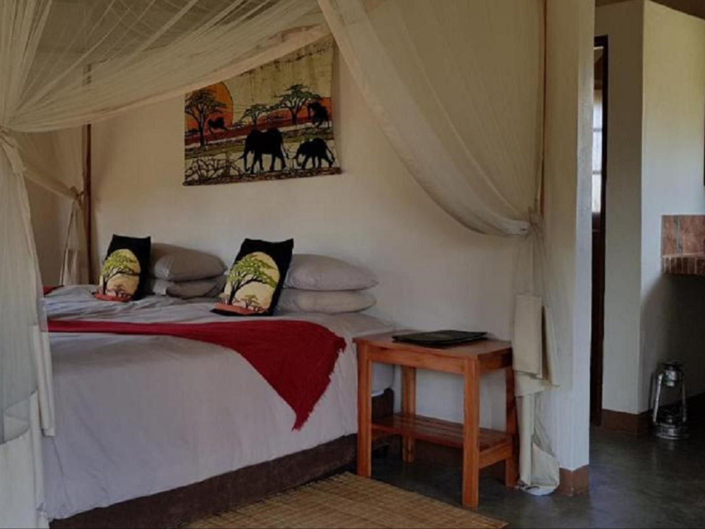 Hlane Royal National Park, En-suite twin Rondavel huts (Ndlovu), Bedroom