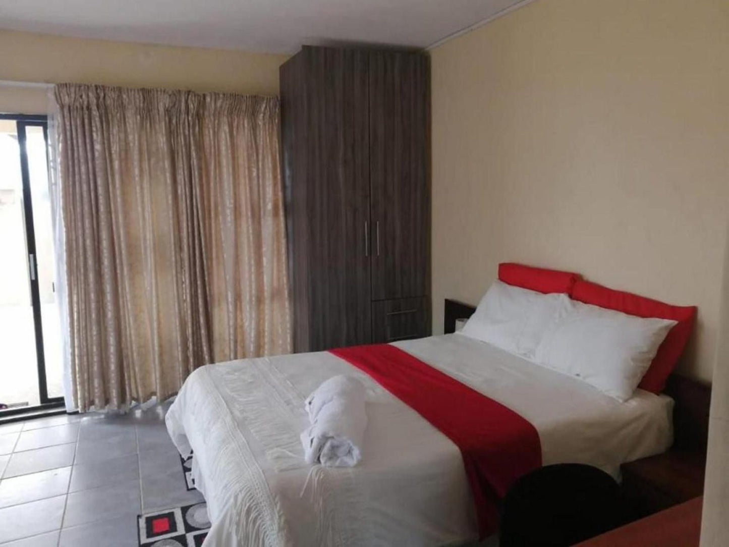 Hlophe'S Place, Family Room 9, Bedroom