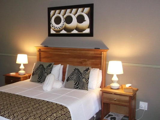 Room 8 Queen Bed @ Housemartin Guest Lodge