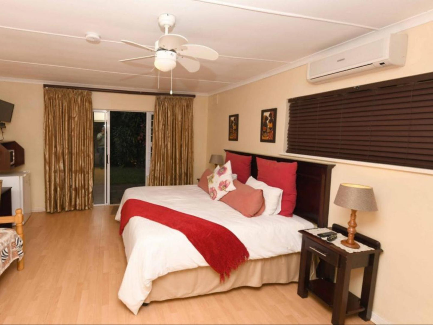 Luxury King Rooms @ Ihawu Guest House