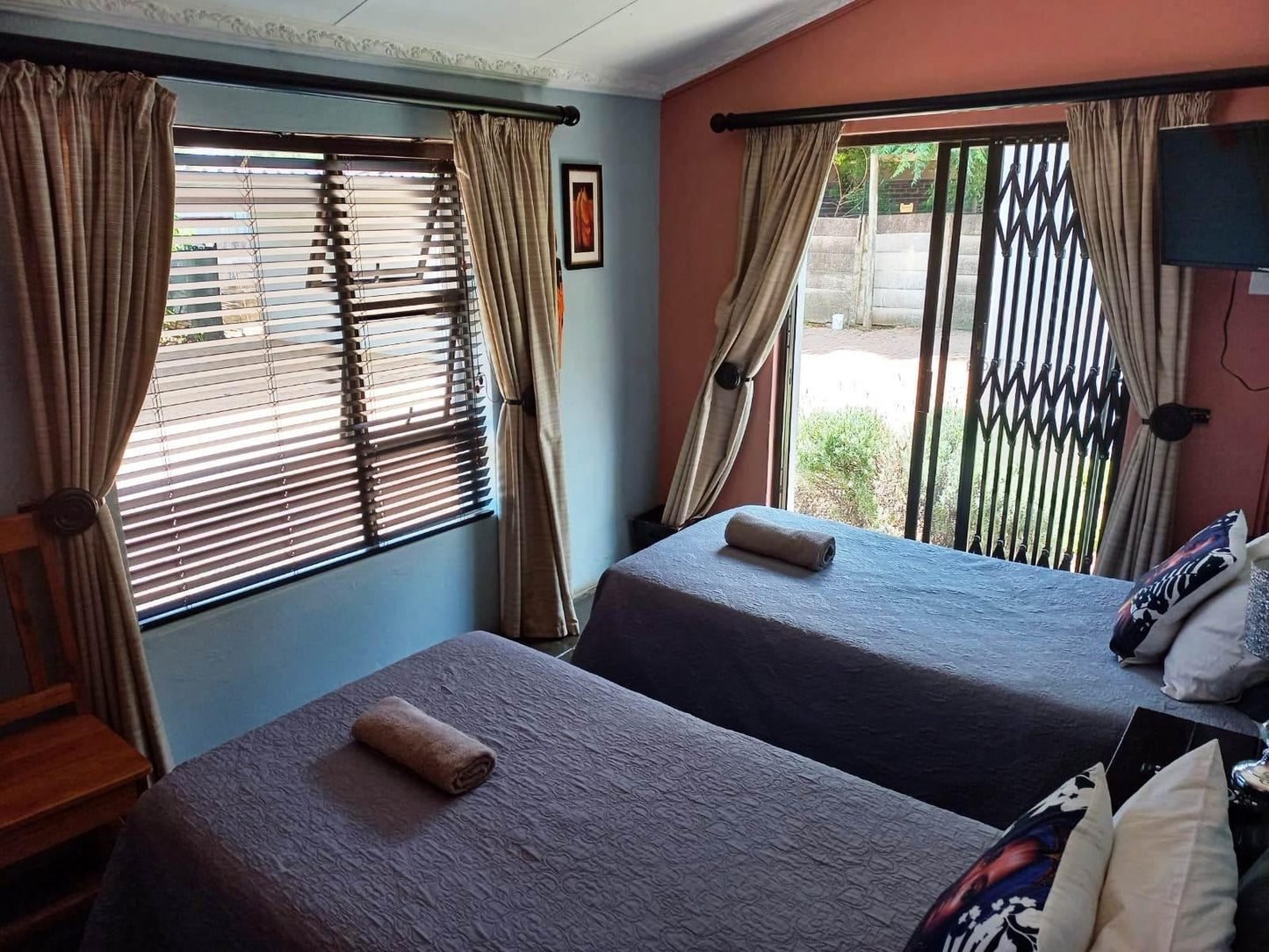 Standard twin room - 2 single beds @ Ikhanda Guesthouse
