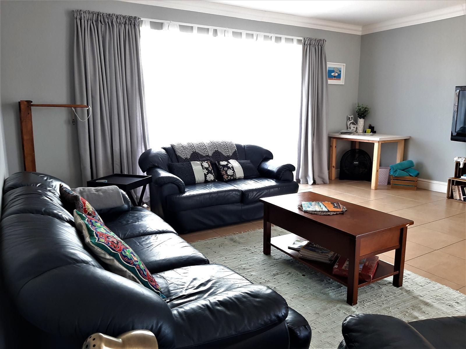 Jbay Escapes, Surfers Paradise, Living Room