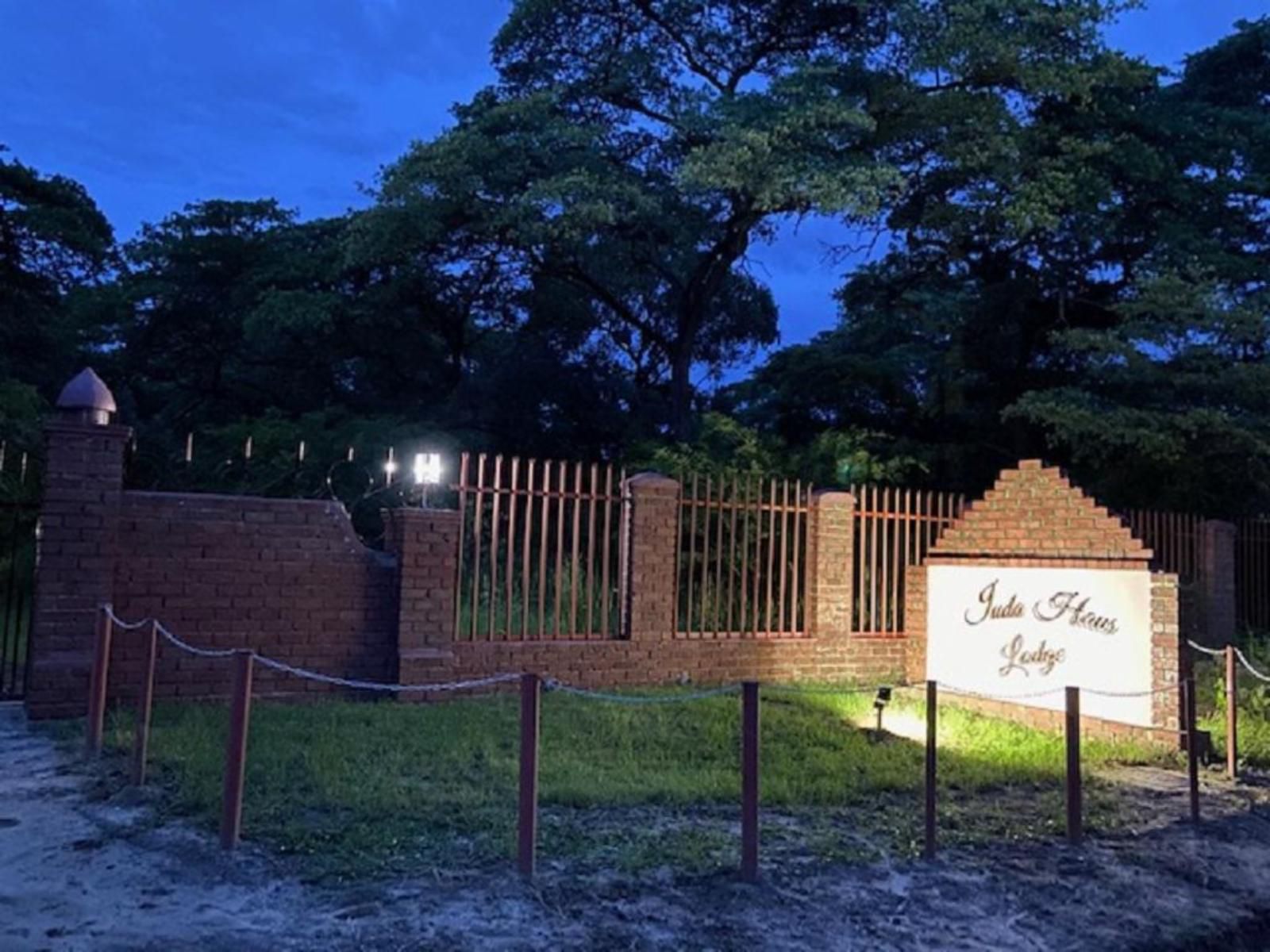 Juda Haus Lodge, Gate, Architecture