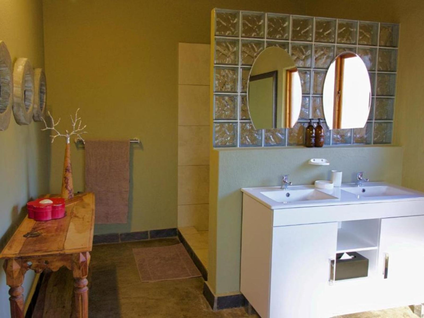 Room 3 - Family unit - Excludes Levies @ Kambaku Safari Lodge Timbavati