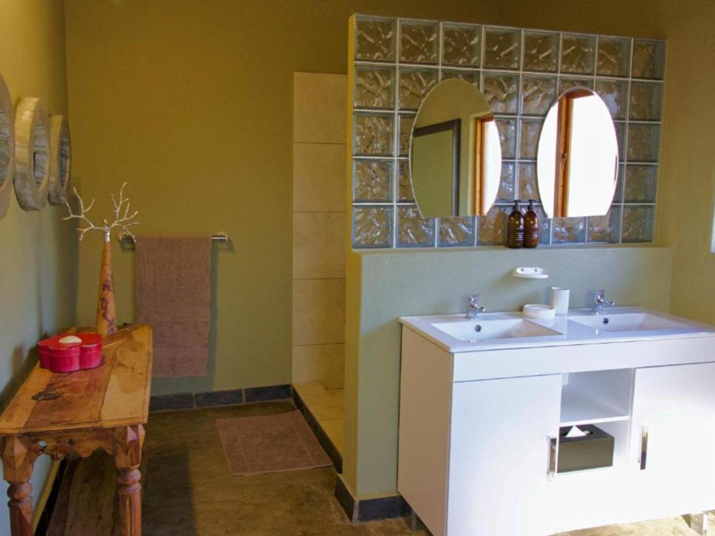 Room 6 - King - Excludes Levies @ Kambaku Safari Lodge Timbavati