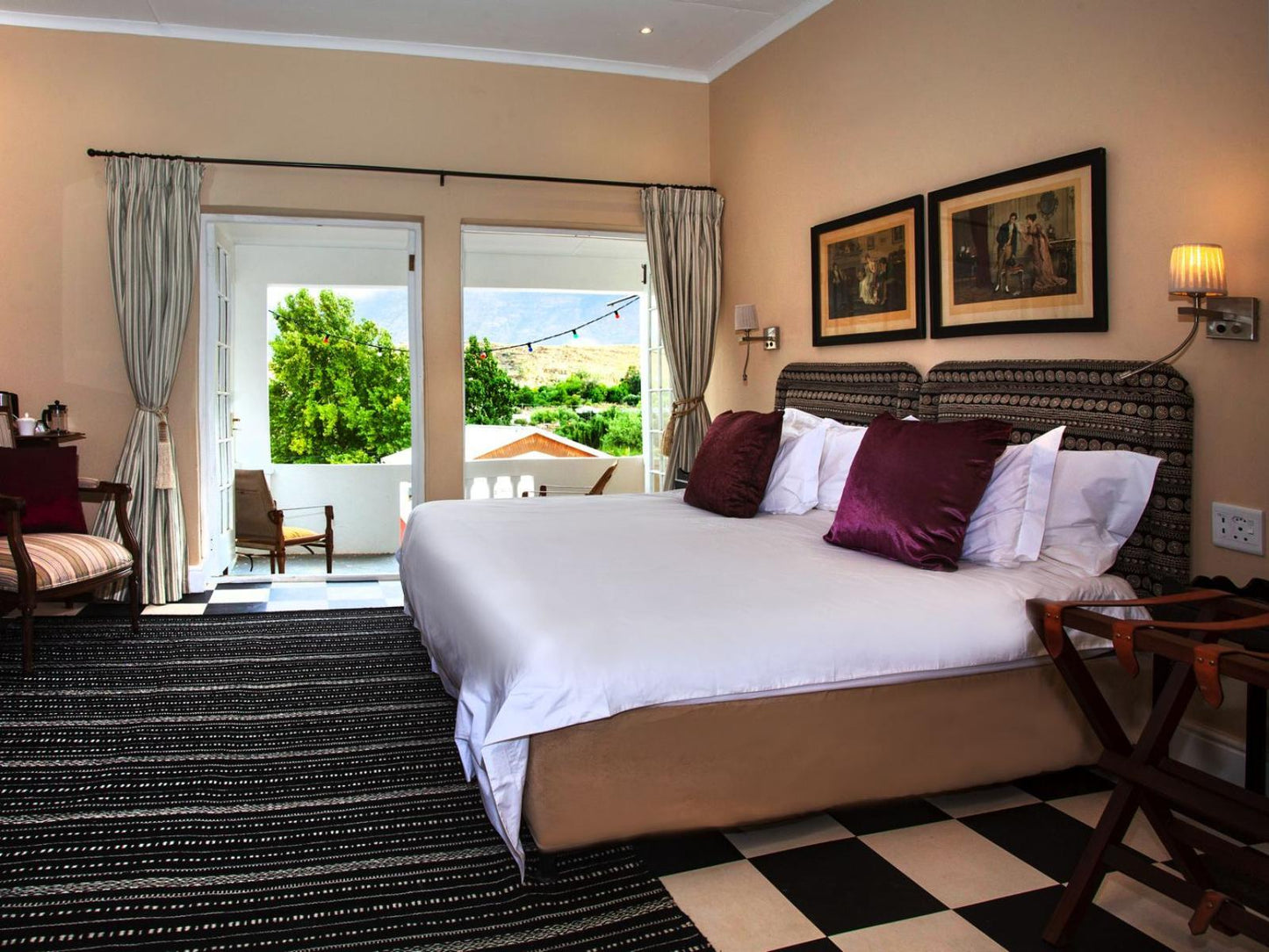 Groot Karoo en-suite room @ Karoo Art Hotel