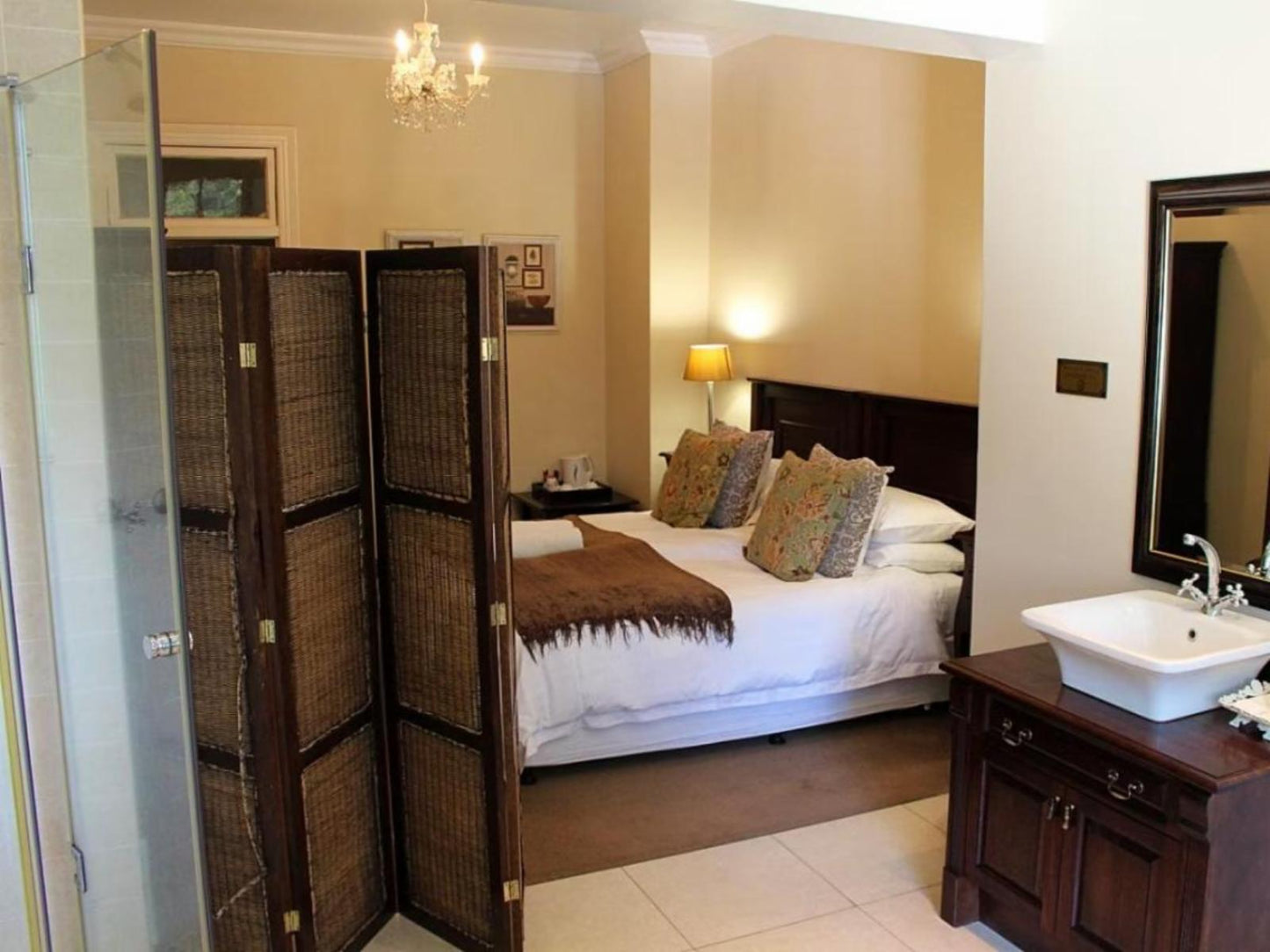 Open Plan Queen Room @ Kearsney Manor