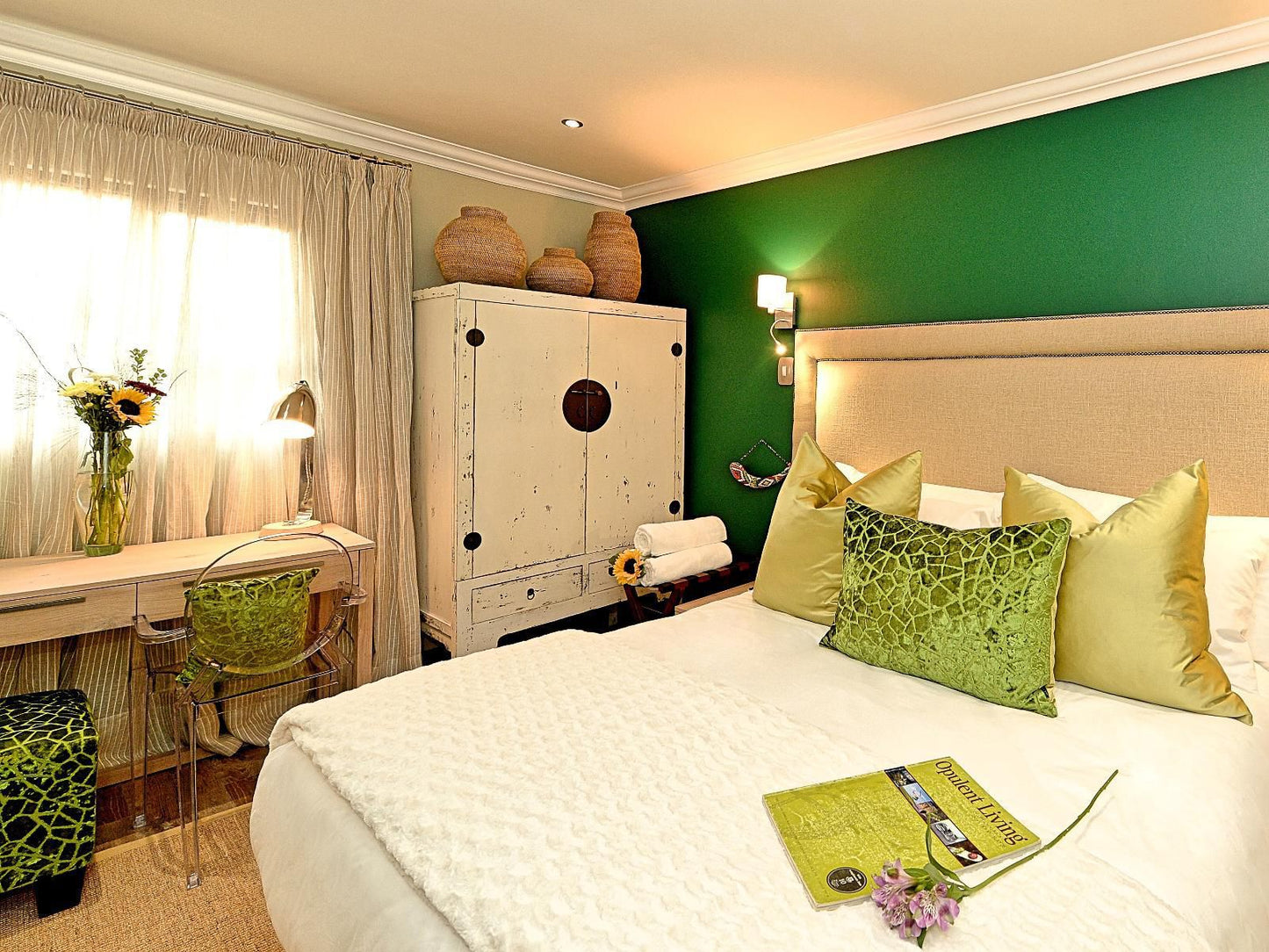 Kgarebana Boutique Guesthouse, Classic Twin/King Suite, Colorful, Bedroom