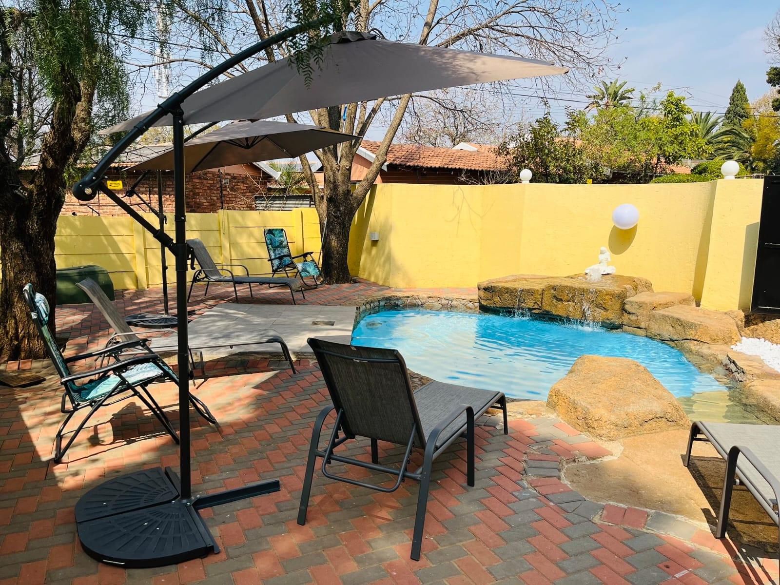 Khubonye Royal Guesthouse, Swimming Pool