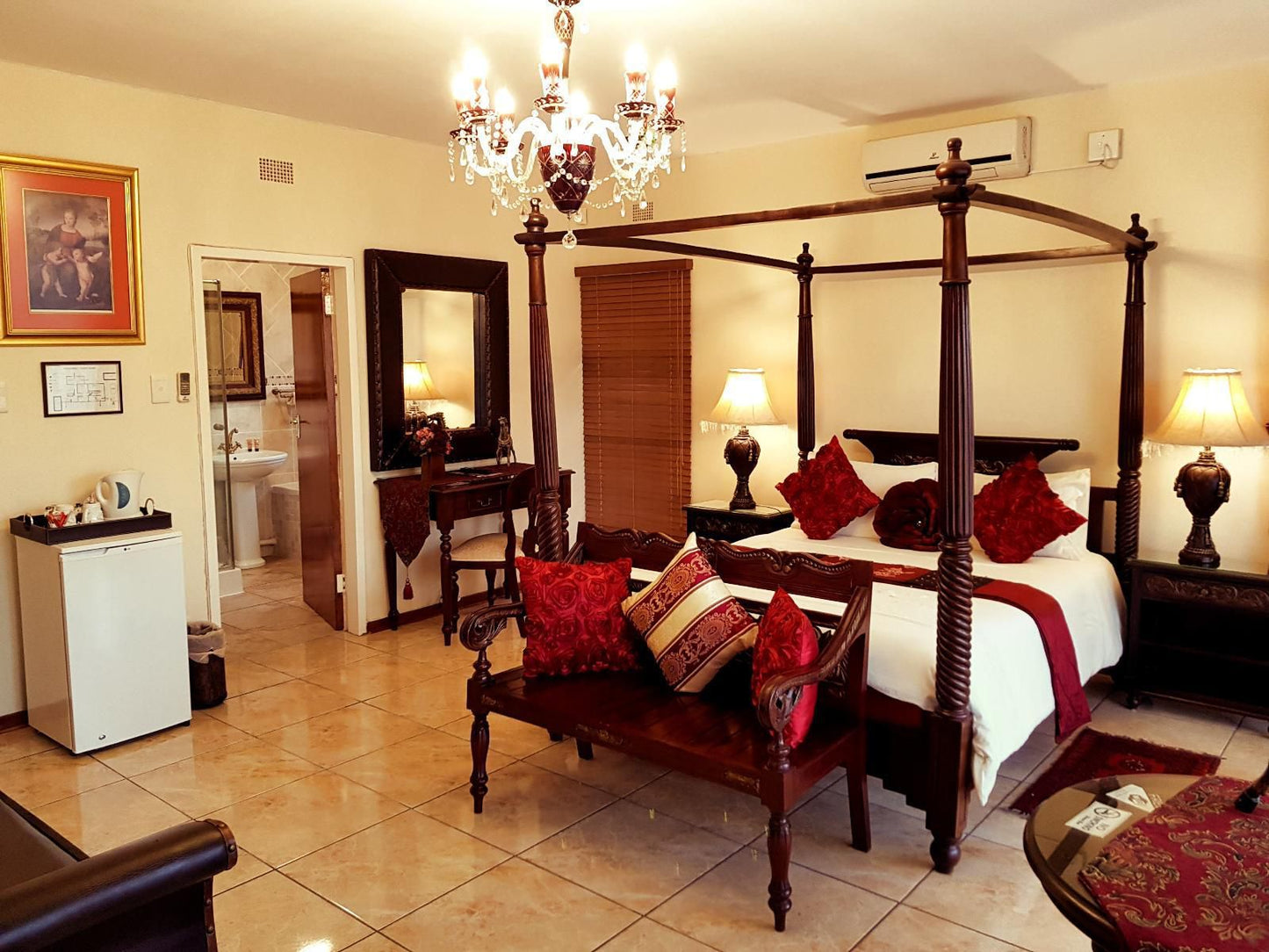 Kimberley Manor Guesthouse, 3. Honeymoon Suite, Colorful