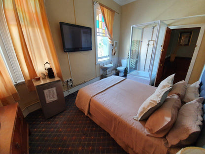 Rm6-Double Bed with WC in Rm @ Kimbo Lodge Backpackers