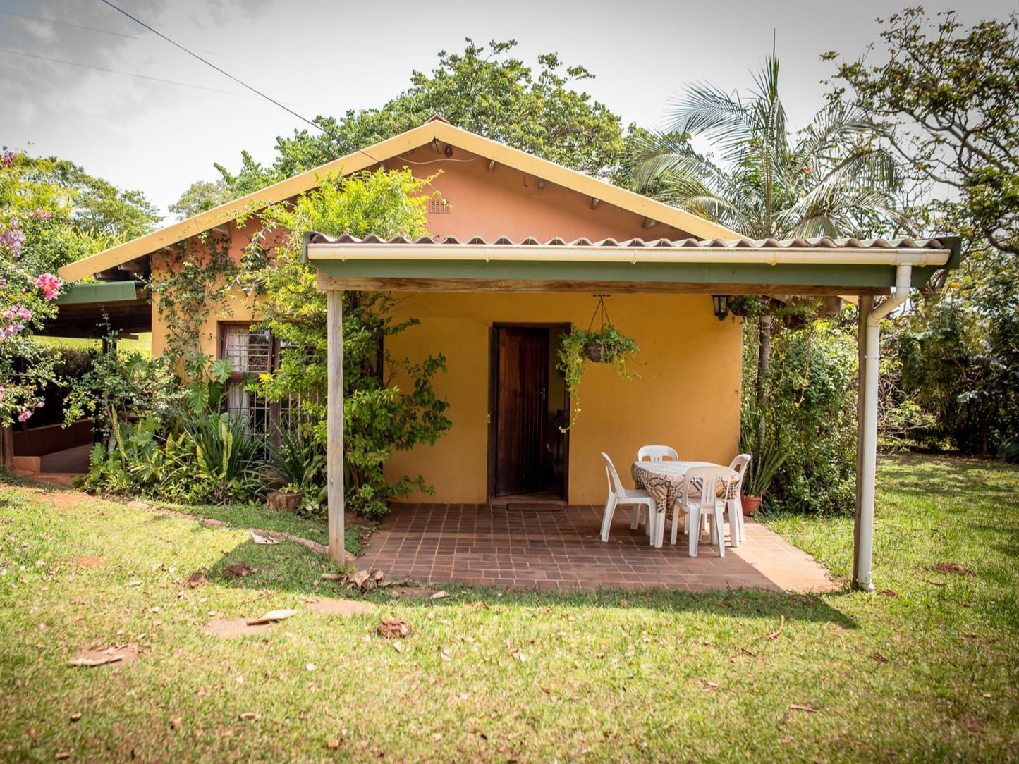 Ku-Boboyi River Lodge, Budget Rooms SHARED Shower toilet, House, Building, Architecture