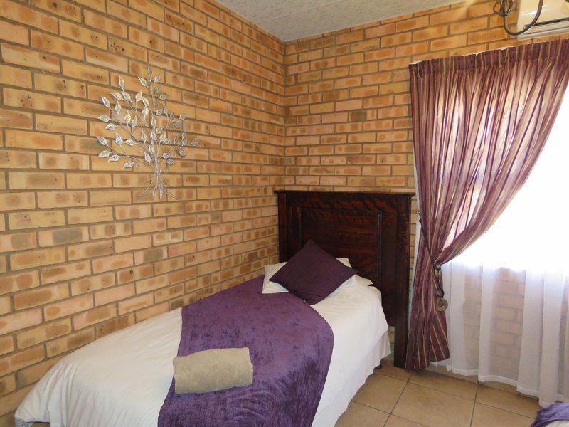La Ringrazio Guesthouse And Self Catering Kuruman Northern Cape South Africa Wall, Architecture, Bedroom, Brick Texture, Texture