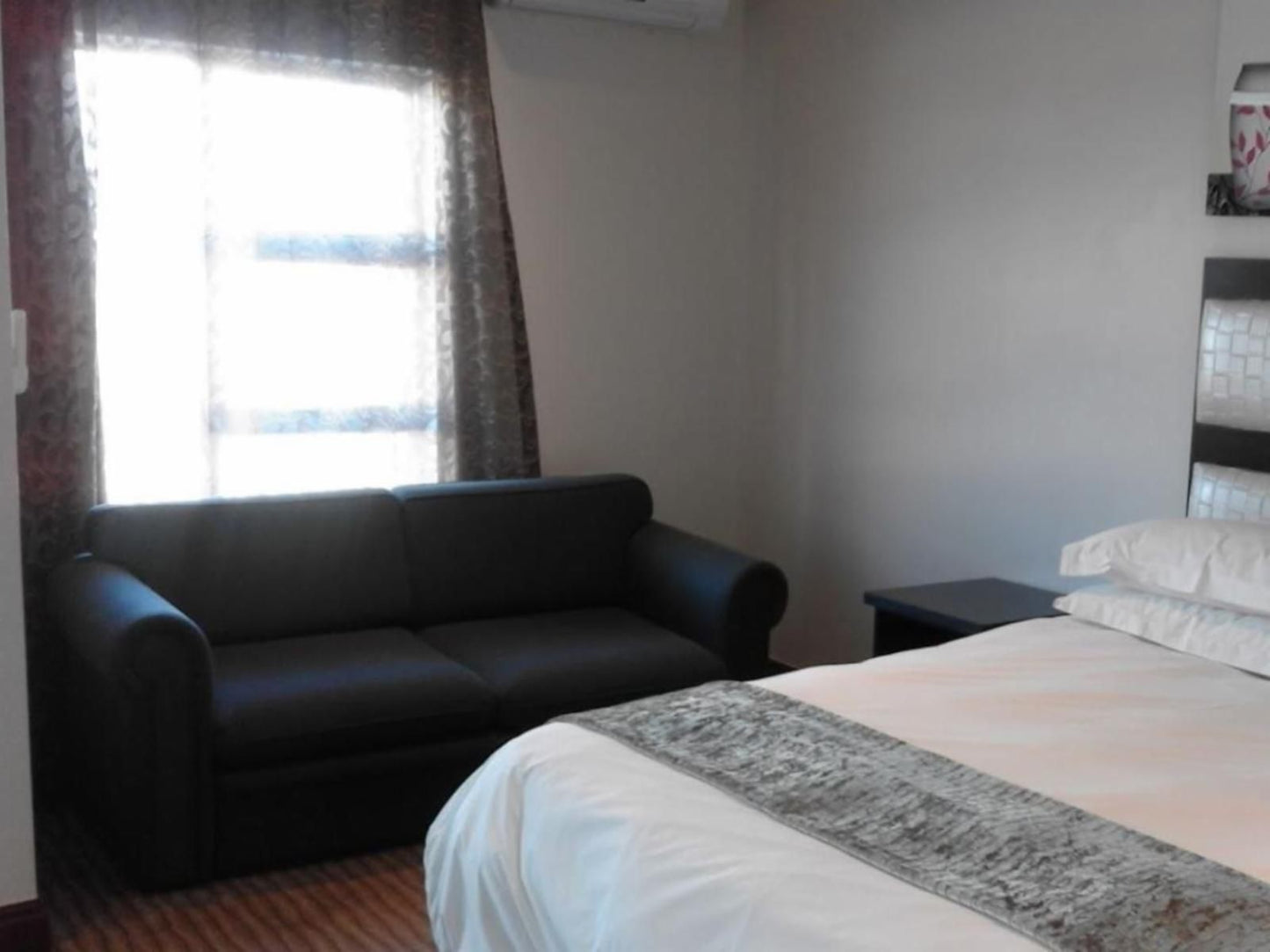 Ladysmith Motel, Deluxe Twin Rooms, Bedroom