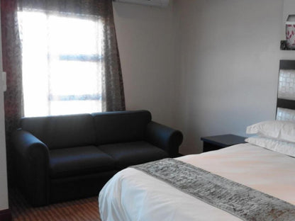 Ladysmith Motel, Standard Family Rooms, Bedroom