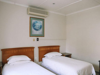 Ladysmith Motel, Standard Family Rooms, Bedroom