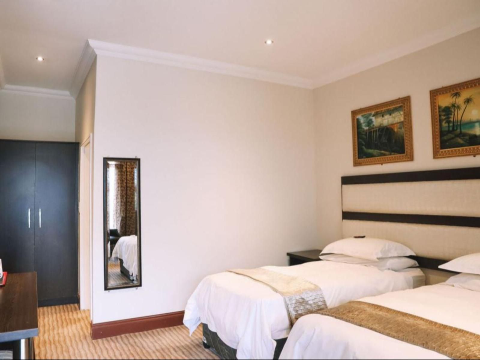 Ladysmith Motel, Standard Family Rooms, Bedroom