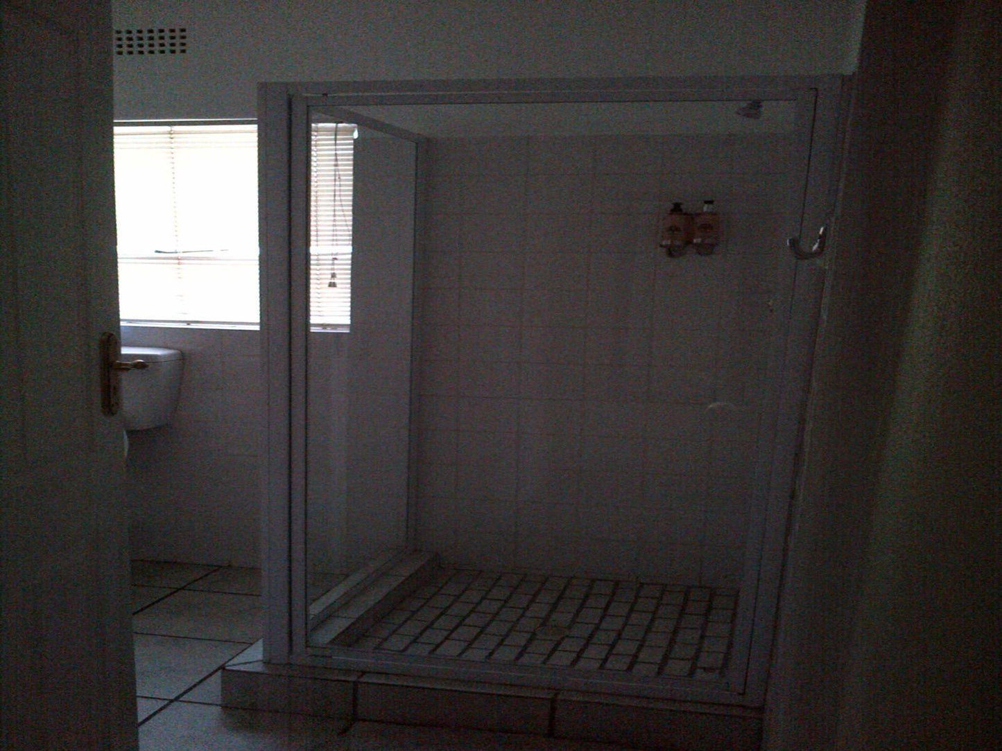 Self-catering Unit Twin with Shower @ Laings Lodge