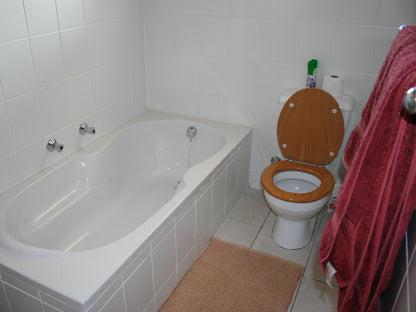 Twin Room with Bath & Shower @ Laings Lodge