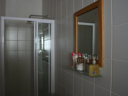 Twin Room with Bath & Shower @ Laings Lodge