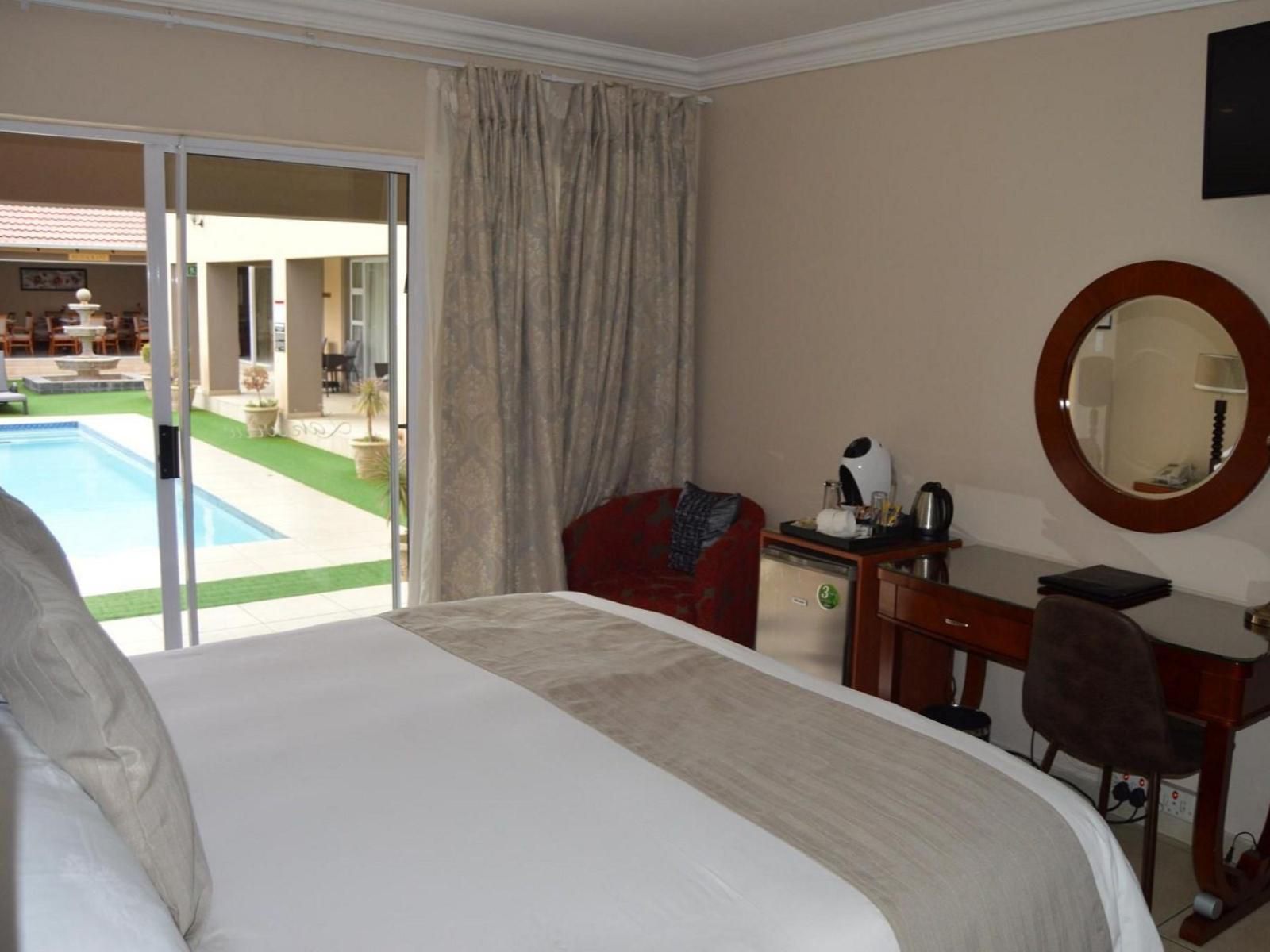 Lakeview Boutique Hotel & Conference Centre, Luxury King Room, Bedroom