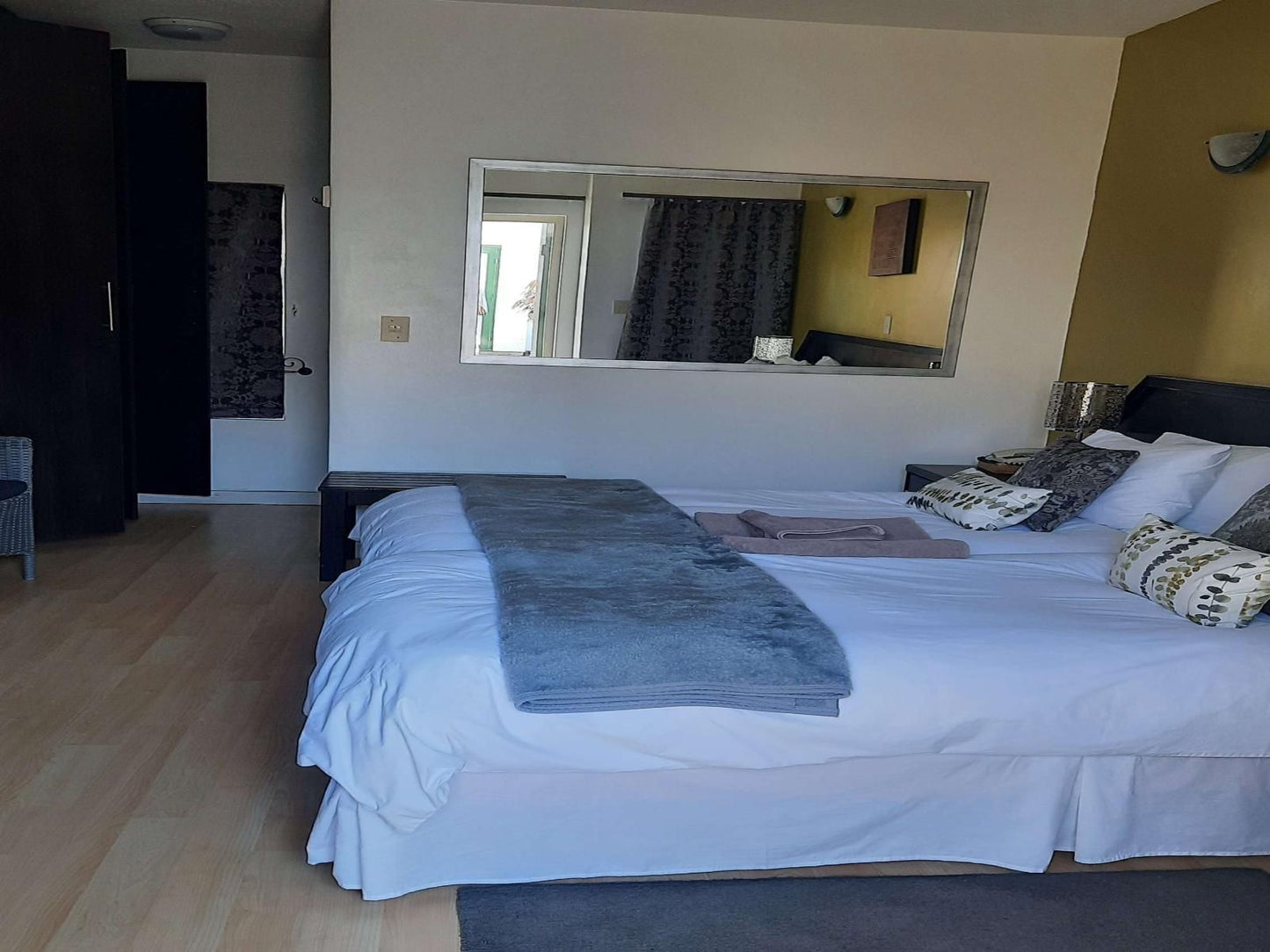 Langholm Hotel, Twin bedroom with shower, Bedroom