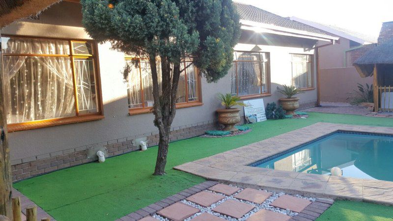 Lauren Palace Guest House Vanderbijlpark Se 6 Vanderbijlpark Gauteng South Africa House, Building, Architecture, Palm Tree, Plant, Nature, Wood, Billiards, Sport, Garden, Living Room, Swimming Pool