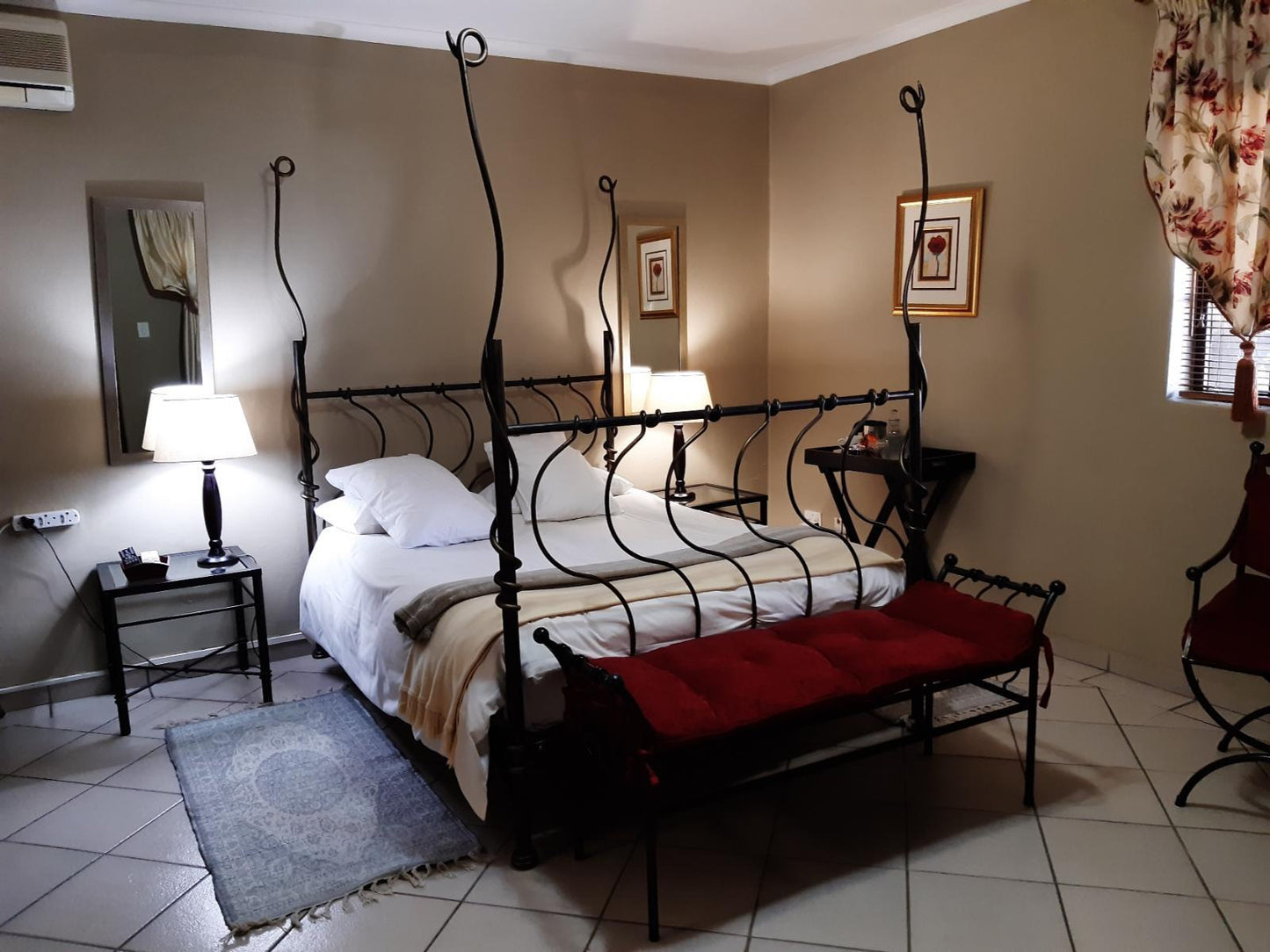 Honeymoon Suite @ Le Chateau Guesthouse & Conference Centre