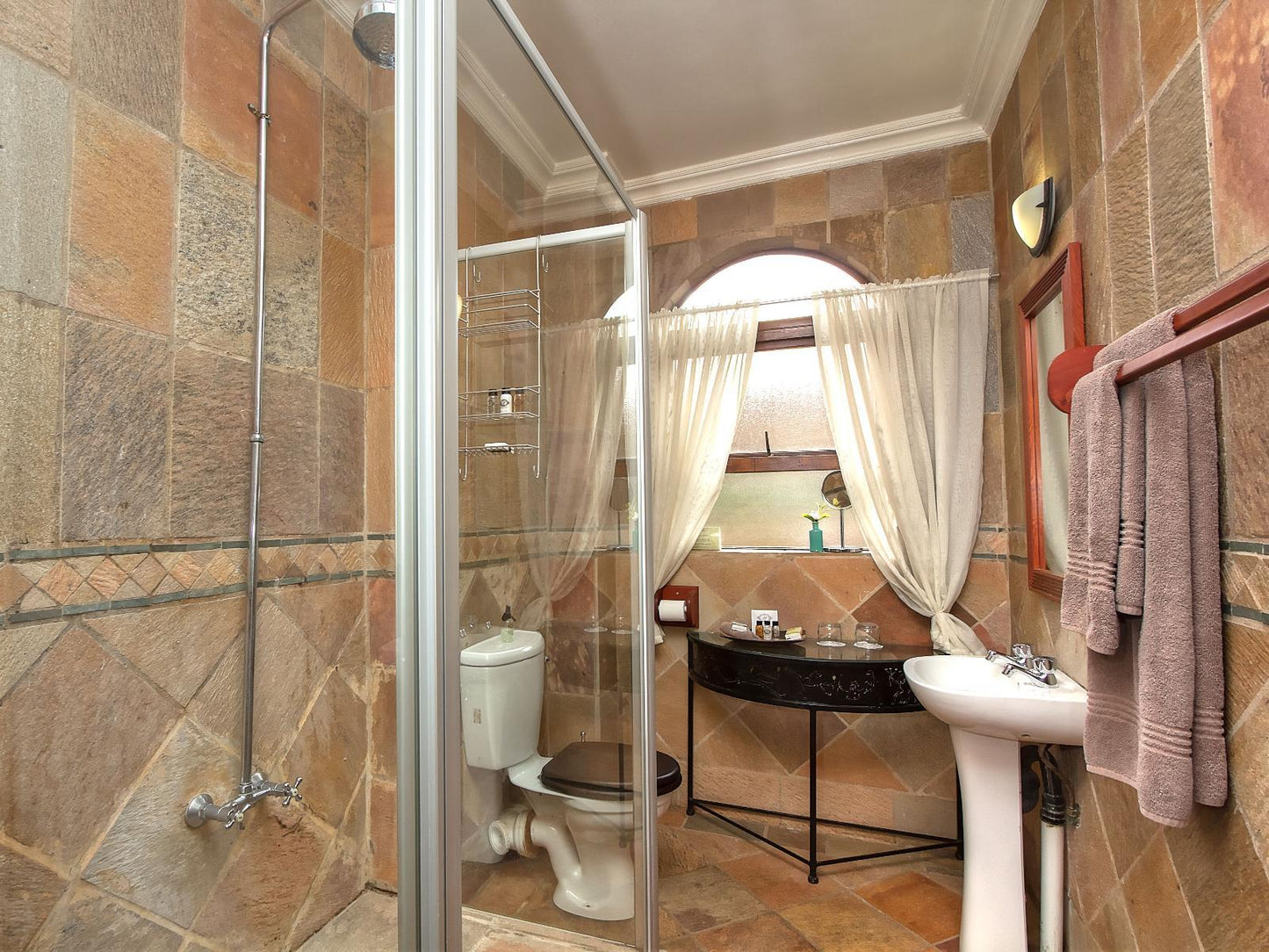 Deluxe King Room with shower @ Leopardsong Manor