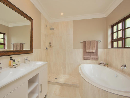 Executive King Room with bath and shower @ Leopardsong Manor