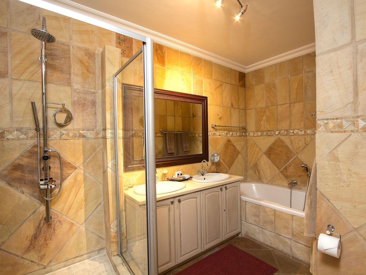 Executive King Room with bath and shower @ Leopardsong Manor