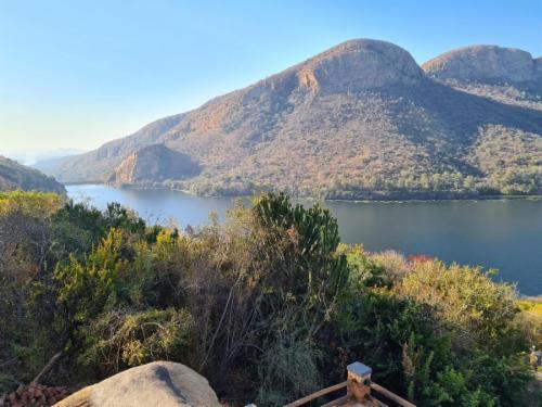 Cabin with Dam View @ Letamong Lodge