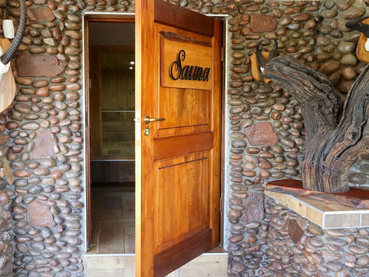 Lichenry Bush Lodge, Door, Architecture