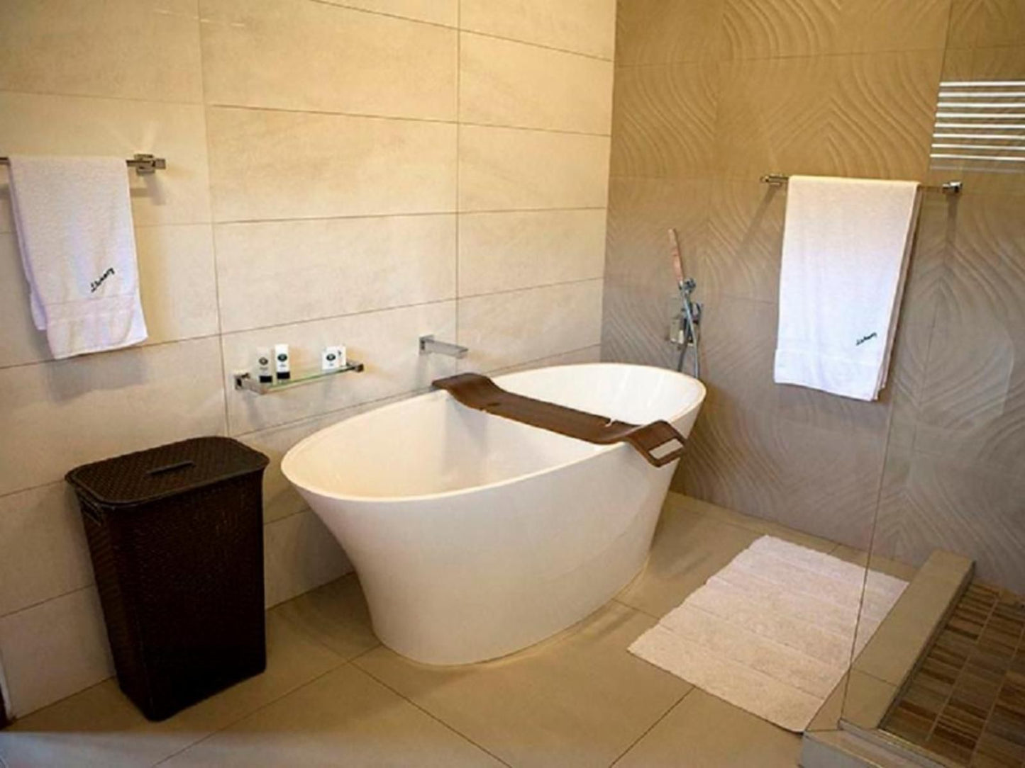 Lichenry Bush Lodge, Tau, Tholo, Kolobe & Lengau Chalets, Bathroom