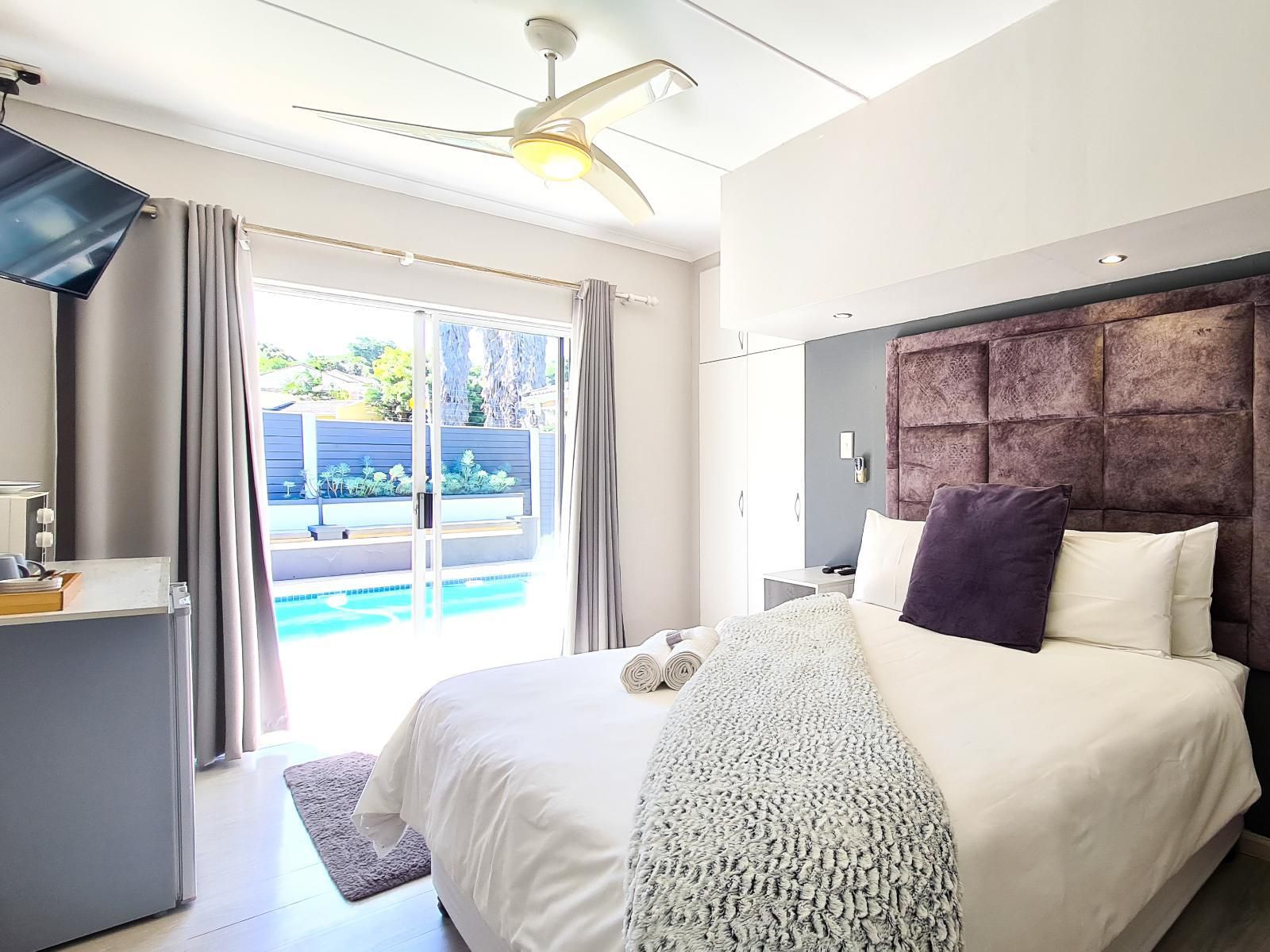 Lido Living Guest House, Deluxe Queen Pool View, Bedroom