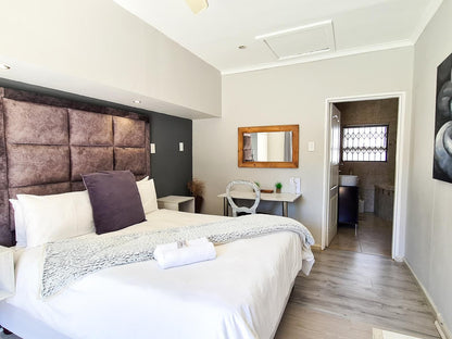 Lido Living Guest House, Deluxe Queen with Pool View, Bedroom